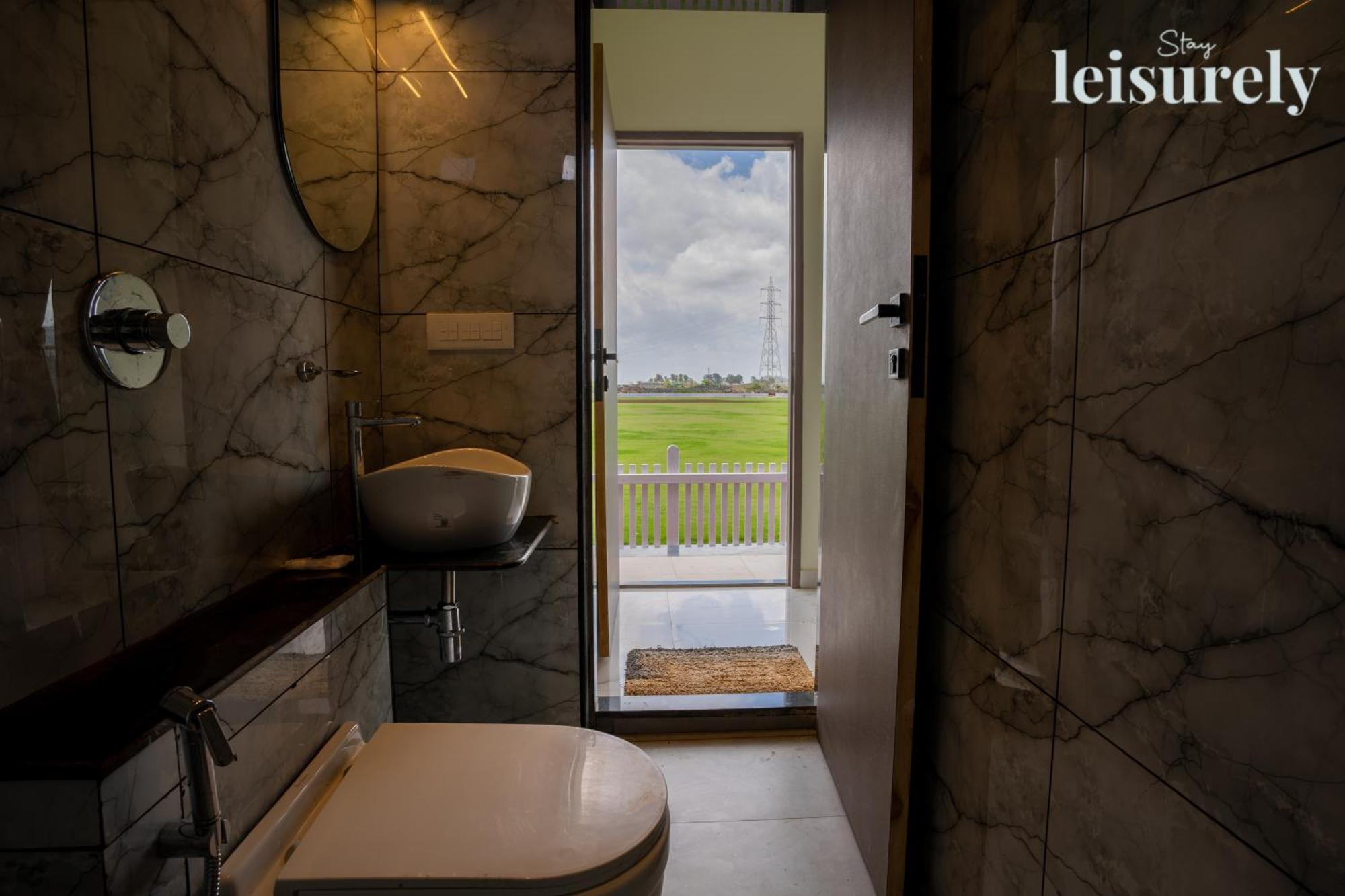 Stay Leisurely - Pavilion By The Hills, Lonavala - Stadium View Rooms Exteriör bild